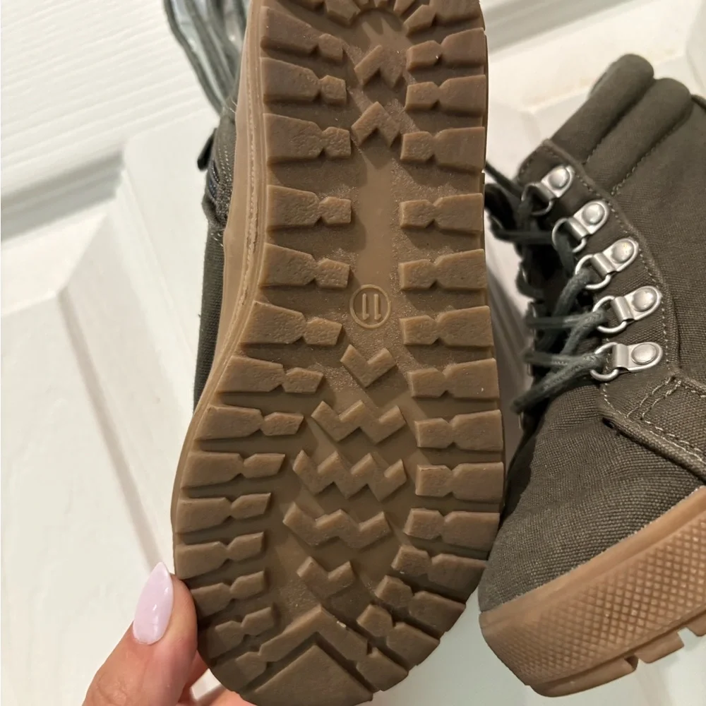 Kids‎ Sneaker Boots with Side Zipper and Chunky Sole Olive Size 10